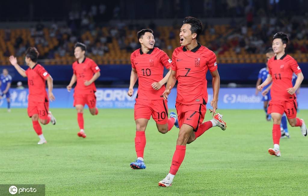 国米1-0领先博洛尼亚加时赛第21分钟，博洛尼亚的角球，利科扬尼斯开向后点，皮球在出底线前被勾了回来，别克马破门！